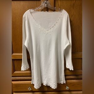 Women’s White Long Sleeve V-Neck Embroidered Shirt TAG MISSING SIZE UNKNOWN